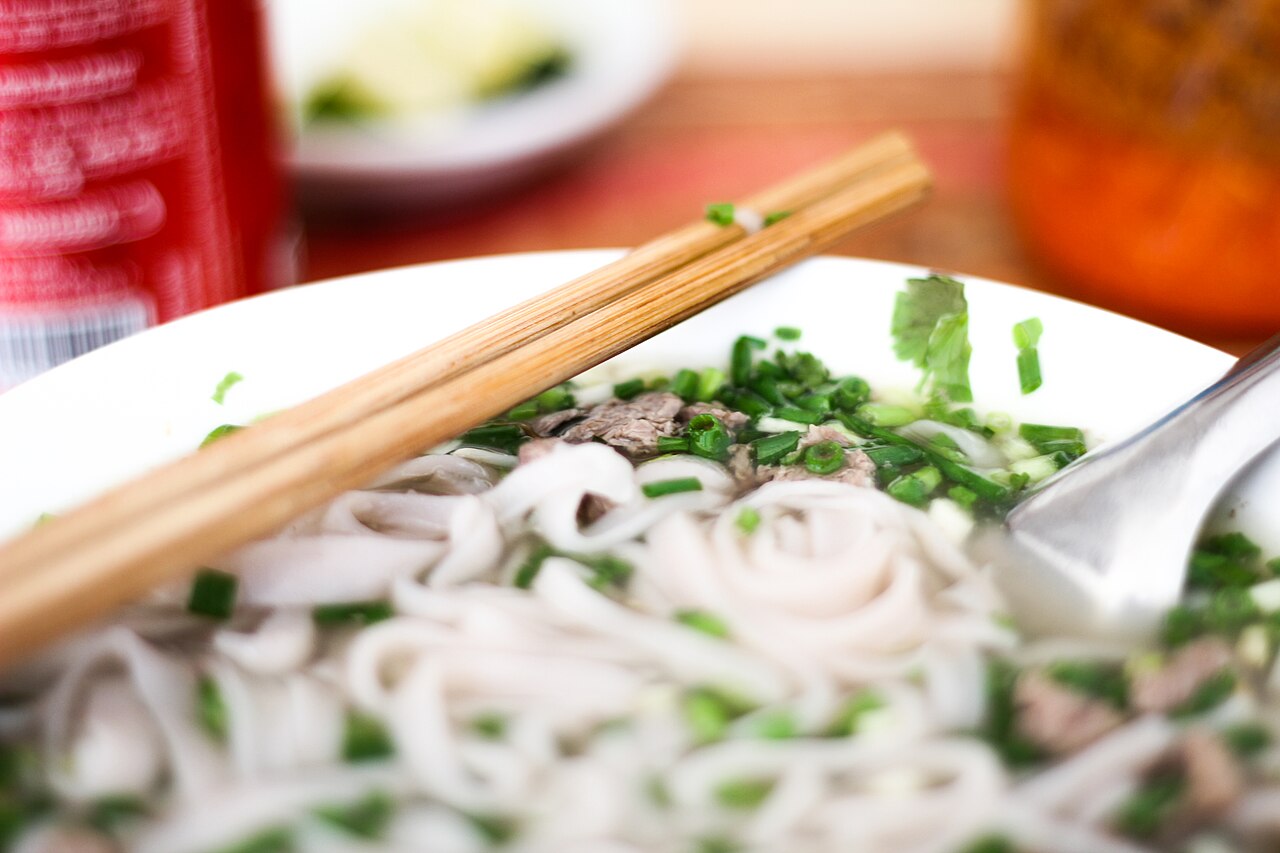 Традиционный вьетнамский суп фо с лапшой, мясом и зеленью